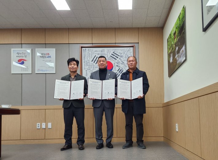 한돈산업 환경.방역통합관리 협력 업무협약서 체결 및 송일환 지부장 대한민국 최고농업명인 선정 상금 이웃돕기 성금 기탁식