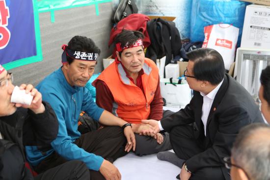 이병규 회장 손을 잡는 이동필 장관