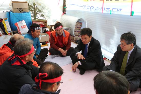 윤상직 산자부장관 농성장 방문