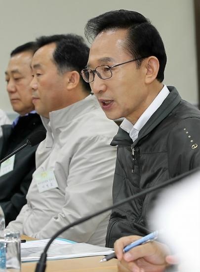 이명박 대통령이 주재한 국민경제 대책회의에 참석한 이병모 회장