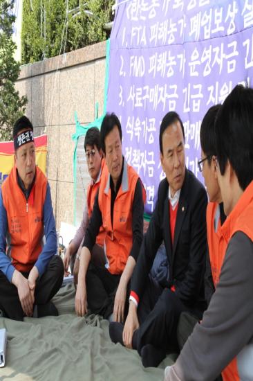 박덤흠 국회의원이 농성장을 방문해 힘을 실어주었다.