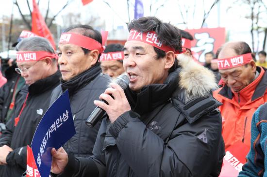 FTA 중단! 8차 협상 규탄! 전국농축산인 총궐기 대회에 참석해 투쟁 중인 이병규 한돈협회장