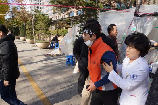 병원앰블런스에 후송되는 이병규회장