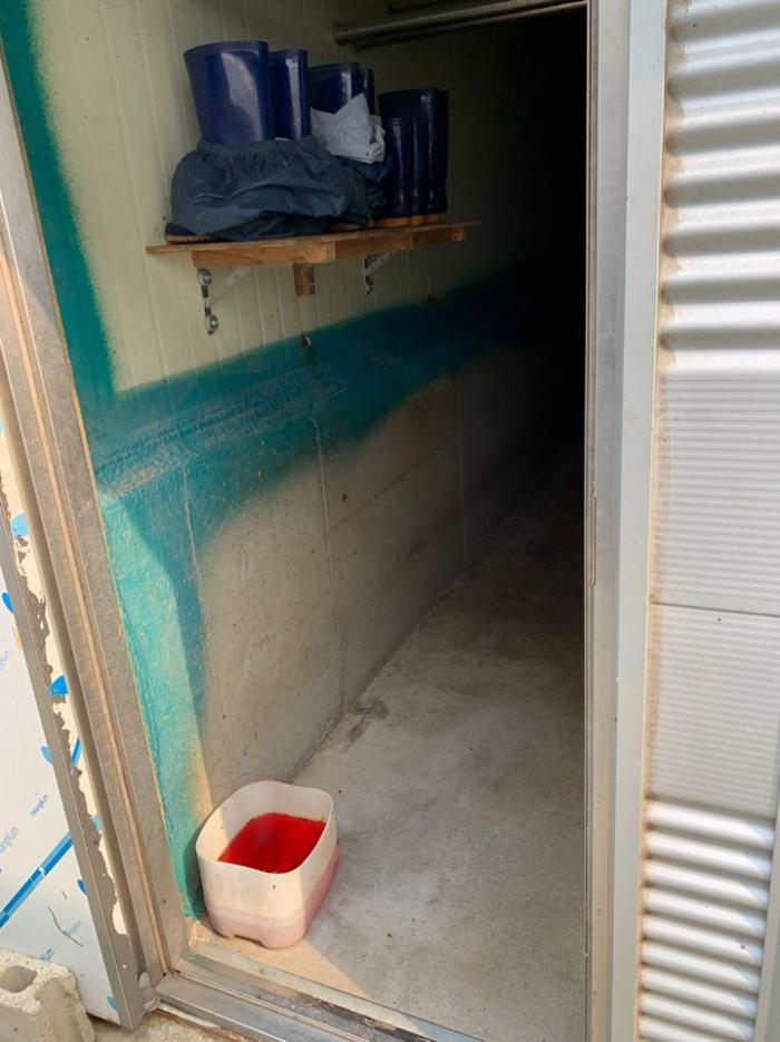 화천발 양돈장 ASF 관련 농가 장화 갈아신기 캠페인 사진