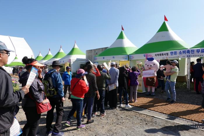 경남도협의회, 마산국화축제서 한돈 소비촉진 캠페인 행사(10/26)