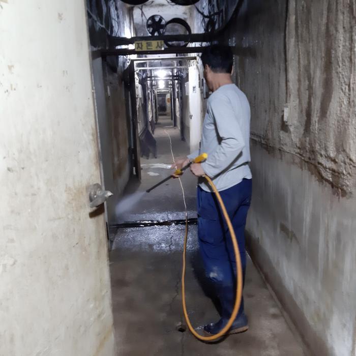 (1014)(철원지부)ASF 차단방역을 위해 자체 제작한 소독차량과 소독장비로 농장 및 농장주변을 소독하고 있는 모습.