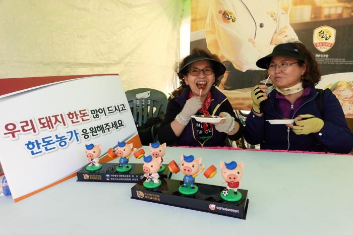 경남도협의회, 마산국화축제서 한돈 소비촉진 캠페인 행사(10/26)
