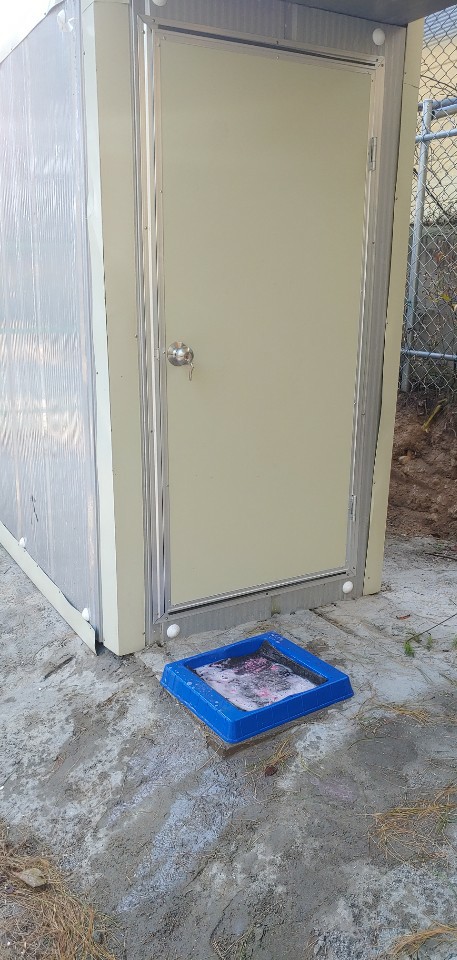 화천발 양돈장 ASF 관련 농가 장화 갈아신기 캠페인 사진