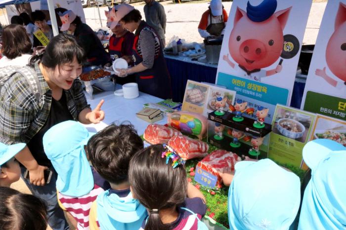 양주지부, ‘양주시 홀스타인 한우경진대회’서 한돈의 우수성 알려